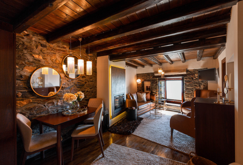 1822 Makrinitsa Suites