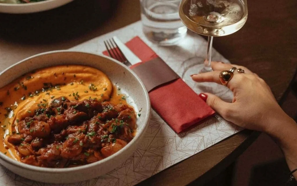 Ανακάλυψε το Frame Bar Restaurant στα Τρίκαλα, έναν μοντέρνο all day χώρο με μεσογειακή κουζίνα, ζεστή ατμόσφαιρα, άριστο service και ξεχωριστές οινικές εμπειρίες.